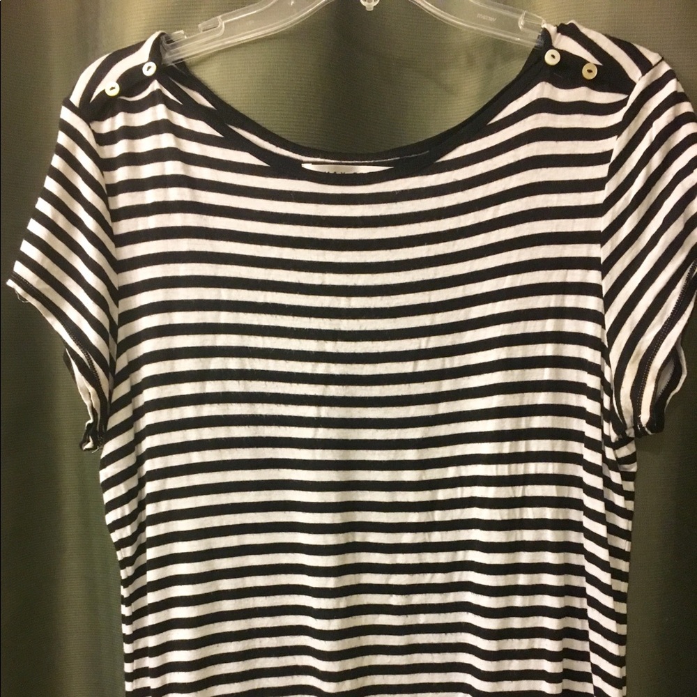 Button shoulder tee